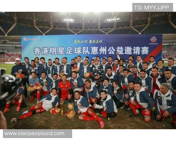 足球球星亲笔签名卡片现场展示引发球迷热烈围观瞬间