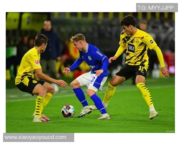 高清4K足球明星壁纸横版呈现足坛传奇瞬间与激情时刻